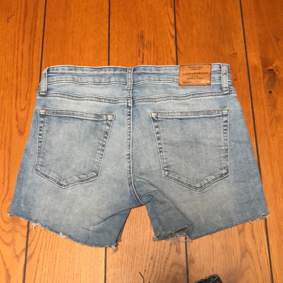 Lucky brand distressed cut off denim jean shorts size 6/28 - Picture 2 of 8
